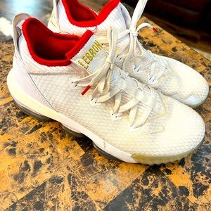 2019 LeBron 16 Low 'Draft Night' Size 11